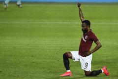 Guélor Kanga slaví branku v síti Teplic (jaro 2020)