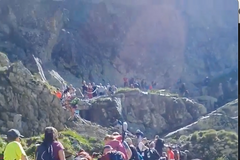 Tatry jsou přecpané turisty, video zachycuje obří frontu na Rysy (video z roku 2020)