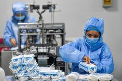 roušky továrna čína sin-ťiang ujgurové