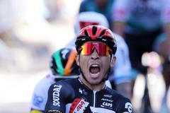 Caleb Ewan vítězí ve 3. etapě Tour de France před Samem Bennettem