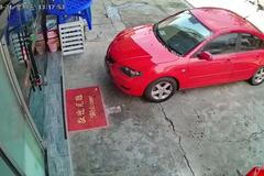 Místo na brzdu, šlápla řidička na plyn. Zbořila restauraci