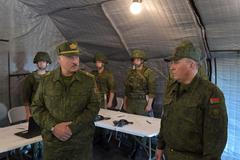 Alexandr Lukašenko na návštěvě vojenské základny v Hrodnu 22.srpna.