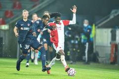 Frank Onyeka a Peter Olayinka v odvetě 4. předkola LM Midtjylland - Slavia Praha