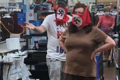 Pár z Minnesoty vyrazil na nákupy v rouškách s hákovým křížem