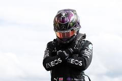 Pilot Mercedesu Lewis Hamilton slaví triumf v kvalifikaci na GP Belgie 2020