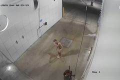 Naháč si dal sprchu v automyčce. Majitel je nadšený, nahý muž mu udělal skvělou reklamu