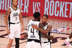 Rodney McGruder a JaMychal Green slaví výhru Clippers