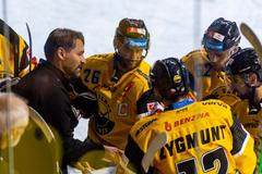 Trenér Vladimír Országh mezi litvínovskými hokejisty