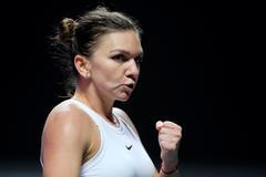 Simona Halepová v zápase s Karolínou Plíškovou na Turnaji mistryň 2019