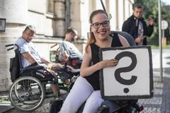 Happening Asistence před Ministerstvem práce a sociálních věcí MPSV - Erik Čipera, vozíčkář, hendikepovaní