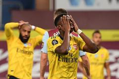 37. kolo anglické fotbalové ligy 2019/20, Aston Villa - Arsenal: Zklamaný Eddie Nketiah z Arsenalu