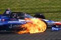Hořící vůz Jamese Davisona ve 104. ročníku závodu Indy 500