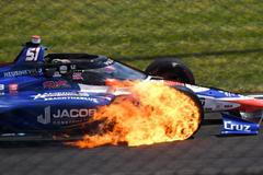 Hořící vůz Jamese Davisona ve 104. ročníku závodu Indy 500