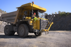 Náklaďák se schůdkami a balkonem. Jak se řídí dempr Komatsu?