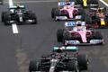Vozy Mercedes a Racing Point krátce po startu Velké ceny Maďarska 2020