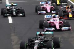Vozy Mercedes a Racing Point krátce po startu Velké ceny Maďarska 2020
