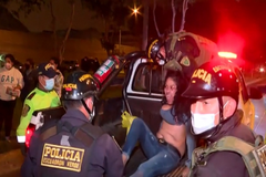 Nejméně 13 lidí bylo ušlapáno při útěku z nočního klubu v Peru, kde probíhala policejní razie