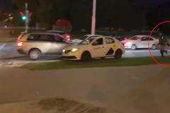 Dramatické záběry z Běloruska: muže před dotírajícími těžkooděnci zachránil taxikář