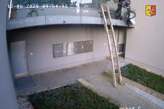 Zloděj si v Praze vytipoval drahé elektrokolo. Při krádeži ho nezastavil ani balkon