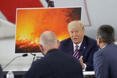 Americký prezident Donald Trump na schůzce k lesním požárům v Kalifornii.