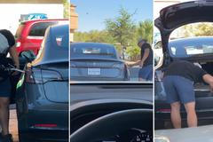 Do Tesly nejde nalít benzín? Muž se marně snažil natankovat auto na baterky