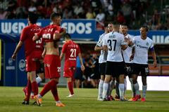 Hráči Sparty se radují ze čtvrtého gólu v síti Zbrojovky Brno