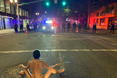 Nahá žena cvičící jógu odzbrojila policii. Muži zákona se okamžitě stáhli