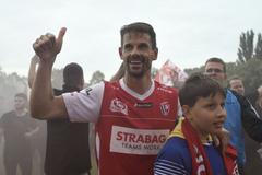 Kapitán fotbalových Pardubic Jan Jeřábek při oslavách postupu do první ligy