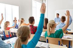 Základní škola, druhý stupeň, test, žáci, teenager, frontální výuka, učitel