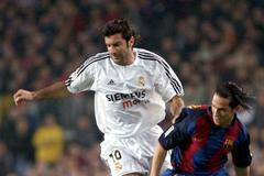 Luís Figo v dresu Realu proti Luisi Garcíovi z Barcelony