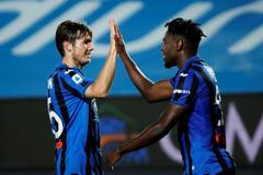 Hráči Atalanty Bergamo Duvan Zapata a Marten de Roon slaví gól v zápase s Brescií.