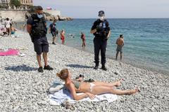 koronavirus pláž moře policie