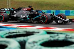 Lewis Hamilton v Mercedesu při kvalifikaci na GP Maďarska 2020