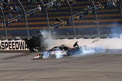 Colton Herta (88) se ocitl ve vzduchu po kolizi s vozem Rinuse VeeKaye, IndyCar