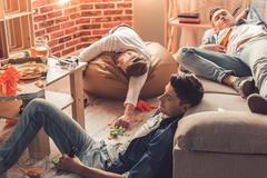 airbnb party mladí lidé