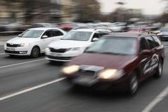 Ilustrační foto - doprava, jízda autem, auto, magistrála, zácpa