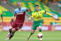 Tomáš Souček (28) z West Hamu bojuje o míč s Emiliano Buendiou v zápase na hřišti Norwich City