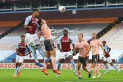 Ezri Konsa z Aston Villy dává gól do sítě Sheffieldu United