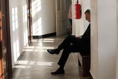 Petr Nečas čeká před jednací síní, v níž soudí jeho manželku Janu ze zneužití vojenské rozvědky