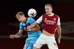 Tomáš Souček a Rob Holding v zápase Arsenal - West Ham United