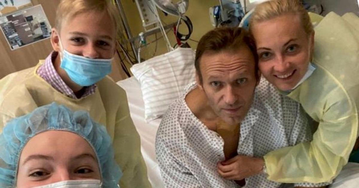 Pitevní zpráva Navalného. To důležité neříká, přesto nahrává verzi o žabím jedu