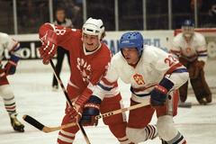 Bývalý kanadský útočník Dale Hawerchuk v zápase proti Československu