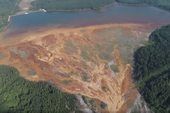 Rusko řeší původ zažloutlé krajiny na Urale. Z dolu mohla uniknout znečištěná voda