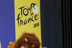 Tadej Pogačar slaví triumf ve 20. etapě Tour de France