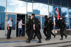 Policisté před budovou televize a rozhlasu v Minsku.