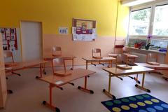 Školní třída připravená na návrat školáků prvního stupně během koronaviru