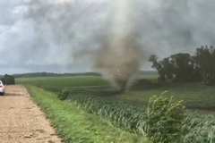 Muž natočil tornádo jen pár metrů od něj