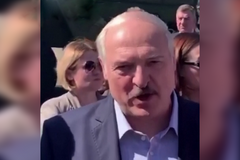 Alexandr Lukašenko s ochrankou konfrontuje svého odpůrce v Minsku (17. 8. 2020)