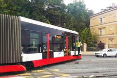 nehoda, Smíchov, Radlická, tramvaj, autobus