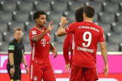 1. kolo německé fotbalové ligy 2020/21, Bayern - Schalke: Serge Gnabry (vlevo) slaví gól Bayernu